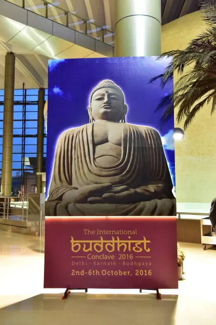 Băng rôn, pano được trang trí khắp nơi.