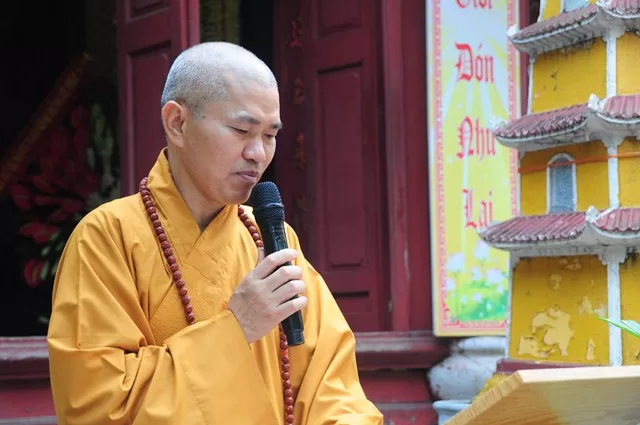 Đại đức Thích Giác Huy tuyên đọc Diễn văn Phật đản của HĐTS TƯ GHPGVN