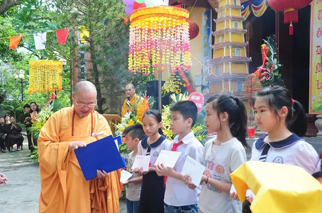 Hải Phòng: Chư tôn đức Tăng chùa Phổ Chiếu kính mừng Phật đản
