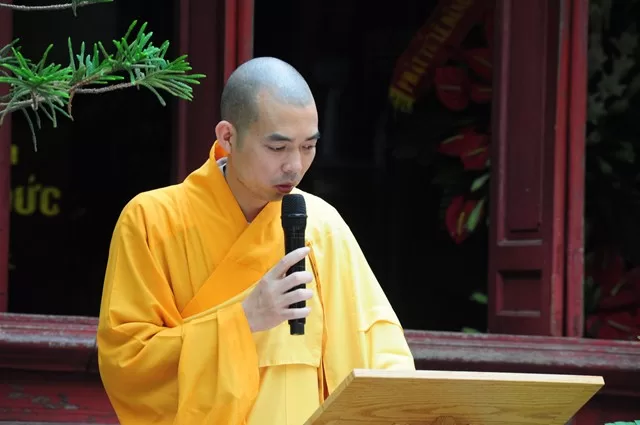 Đại đức Thích Chân Thường điều hành chương trình