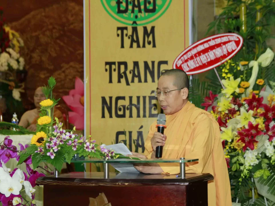 NS. Tuệ Liên đọc báo cáo của Ni giới HPKS (Tổ đình Ngọc Phương)