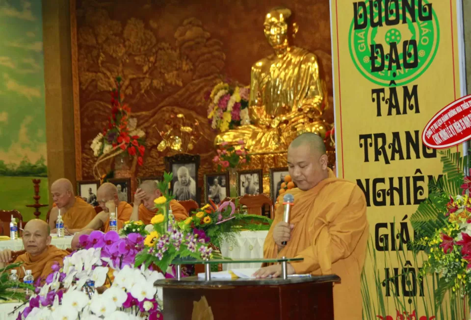 ĐĐ. Minh Sỹ đọc báo cáo của Giáo đoàn VI