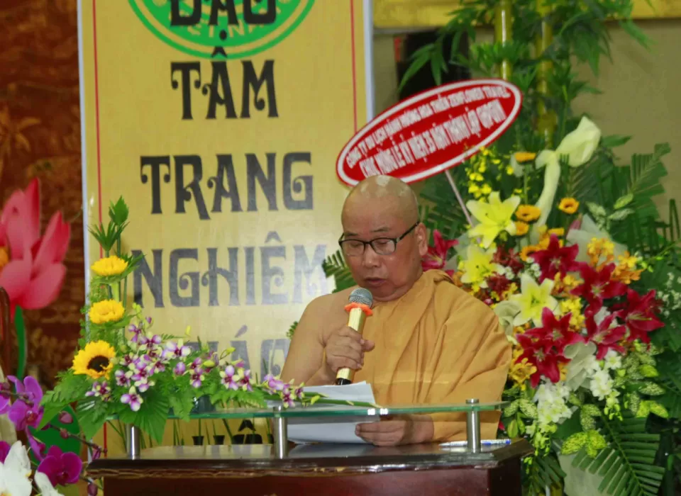 HT. Giác Pháp đọc quyết định trao bằng Tuyên dương công đức và bằng Công đức của Hệ phái đến tập thể, cá nhân đã đóng góp xây dựng Hệ phái trong những năm qua
