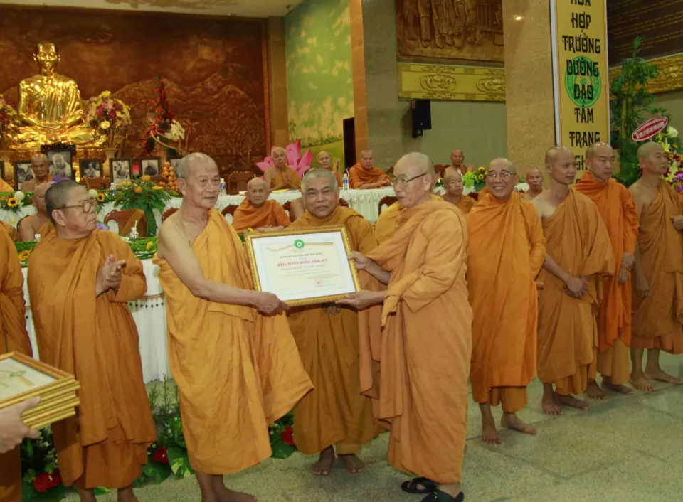 Hòa thượng Phó Pháp chủ HĐCM GHPGVN trao bằng Tuyên dương công đức đến chư Tôn đức đại diện các Giáo đoàn tổ chức thành công 20 khóa tu Truyền thống Khất sĩ