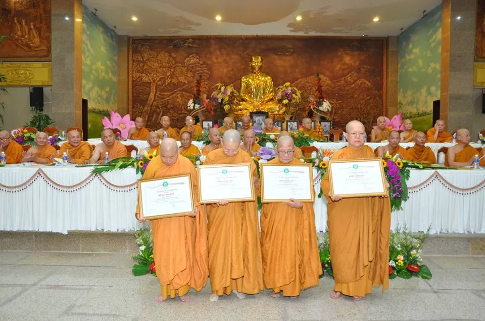 Hòa thượng Chứng minh Hệ phái trao bằng Tuyên dương công đức đến chư Tôn đức Ni đại diện các tịnh xá tổ chức thành công 24 khóa tu Giới Định Huệ của Ni giới HPKS