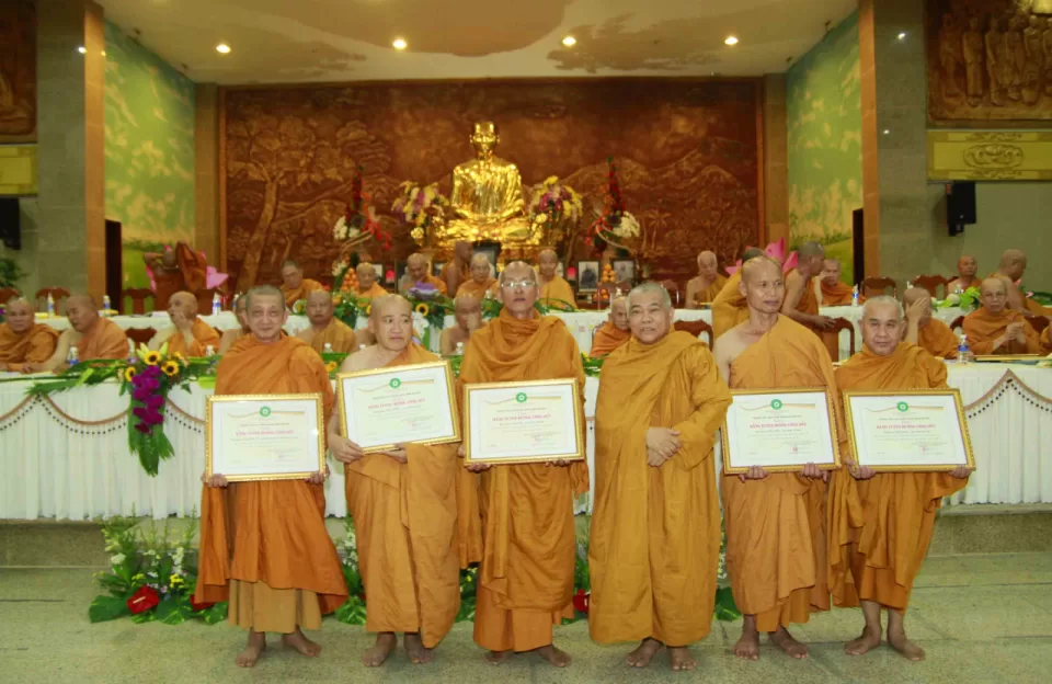 Chư Tôn đức Tăng Ni nhận bằng Tuyên dương công đức và bằng Công đức do Hệ phái trao tặng