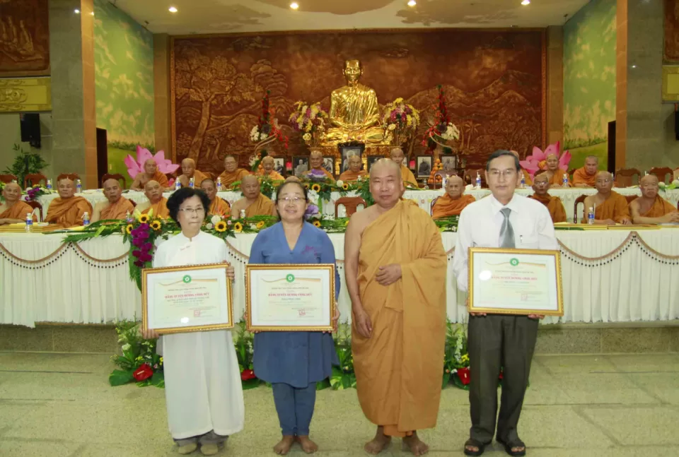 HT. Giác Pháp trao bằng Tuyên dương công đức cho Phật tử đại diện Phật tử Hệ phái đã có công hộ trì Tam bảo