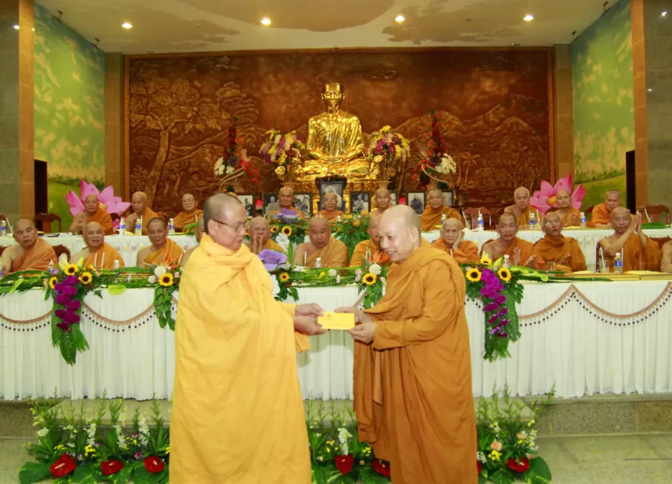 TT. Minh Thành nhận sự đóng góp tiếp tục từ chư Tôn đức Tăng Ni và Phật tử Hệ phái