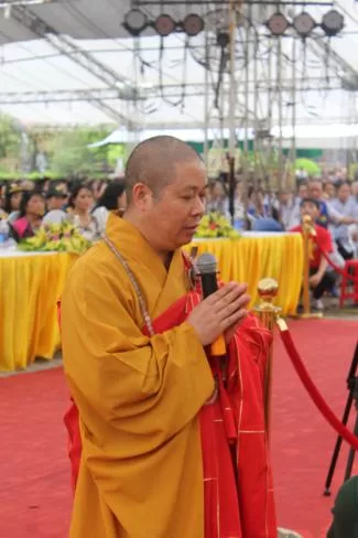 Thượng tọa Thích Thọ Lạc đọc biểu văn Hộ quốc an dân - cầu siêu tại chùa Bái Đính năm 2016