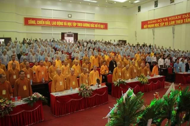 Chư tôn đức cùng toàn thể đạo tràng lắng nghe Thông điệp của Đức Pháp Chủ