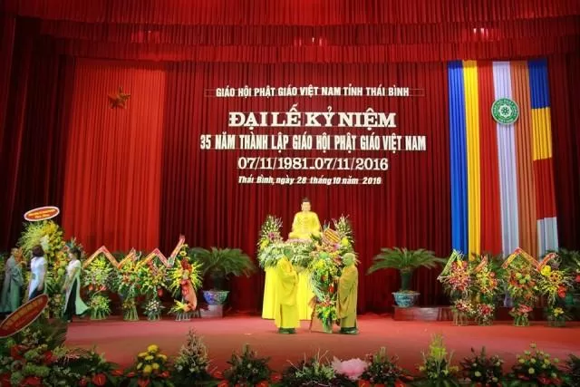 HT.Thích Thiện Nhơn thay mặt TƯGH tặng hoa chúc mừng
