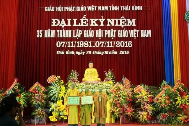 HT.Thích Thiện Nhơn thay mặt TƯGH trao bằng tuyên dương công đức