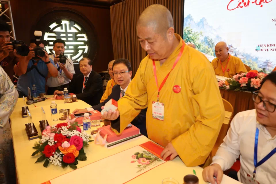Ban Văn hoá Trung ương GHPGVN Trao bằng tuyên dương và ra mắt câu lạc bộ Thư pháp